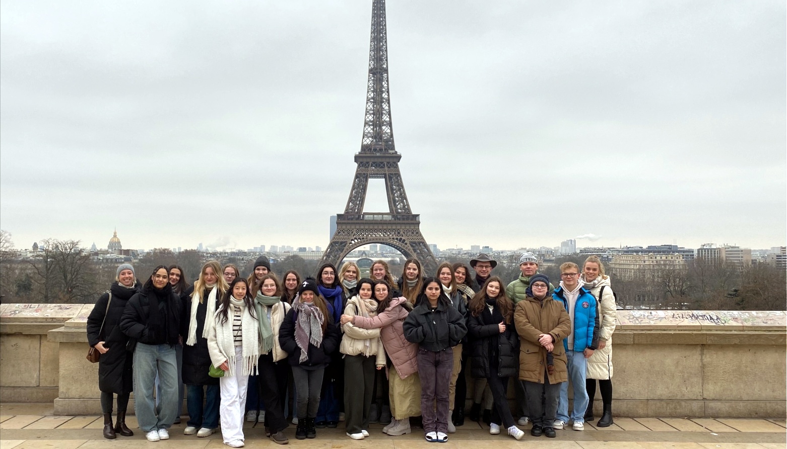 Gruppenbild vor Eiffelturm